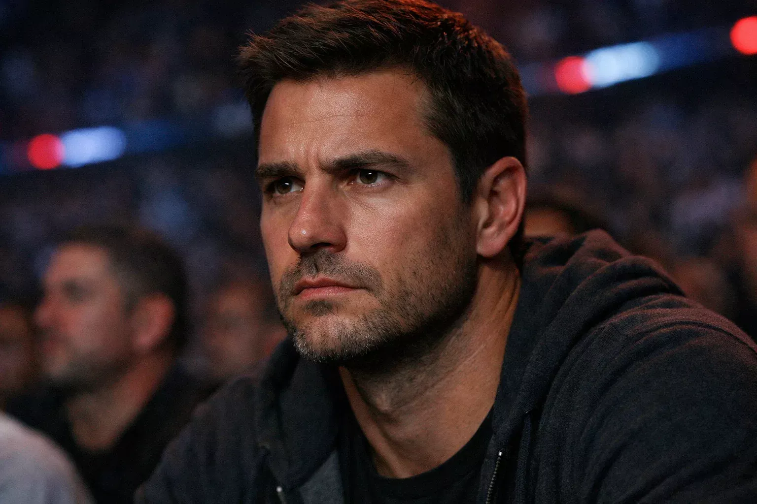 Konzentrierter Zuschauer analysiert Boxkampf aufmerksam